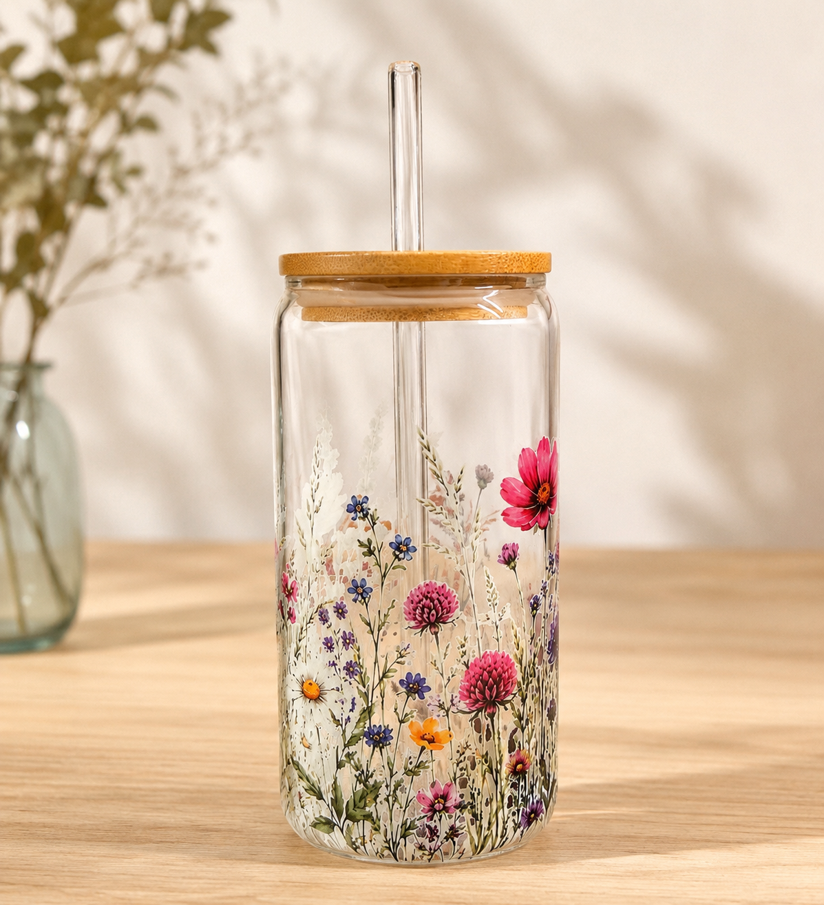 Trinkglas „Wildflower Meadow“ – Blumenwiese mit Bambusdeckel & Glasstrohhalm | 500 ml