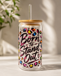 Trinkglas „Born to Stand Out“ – Glasbecher mit Bambusdeckel & Glasstrohhalm