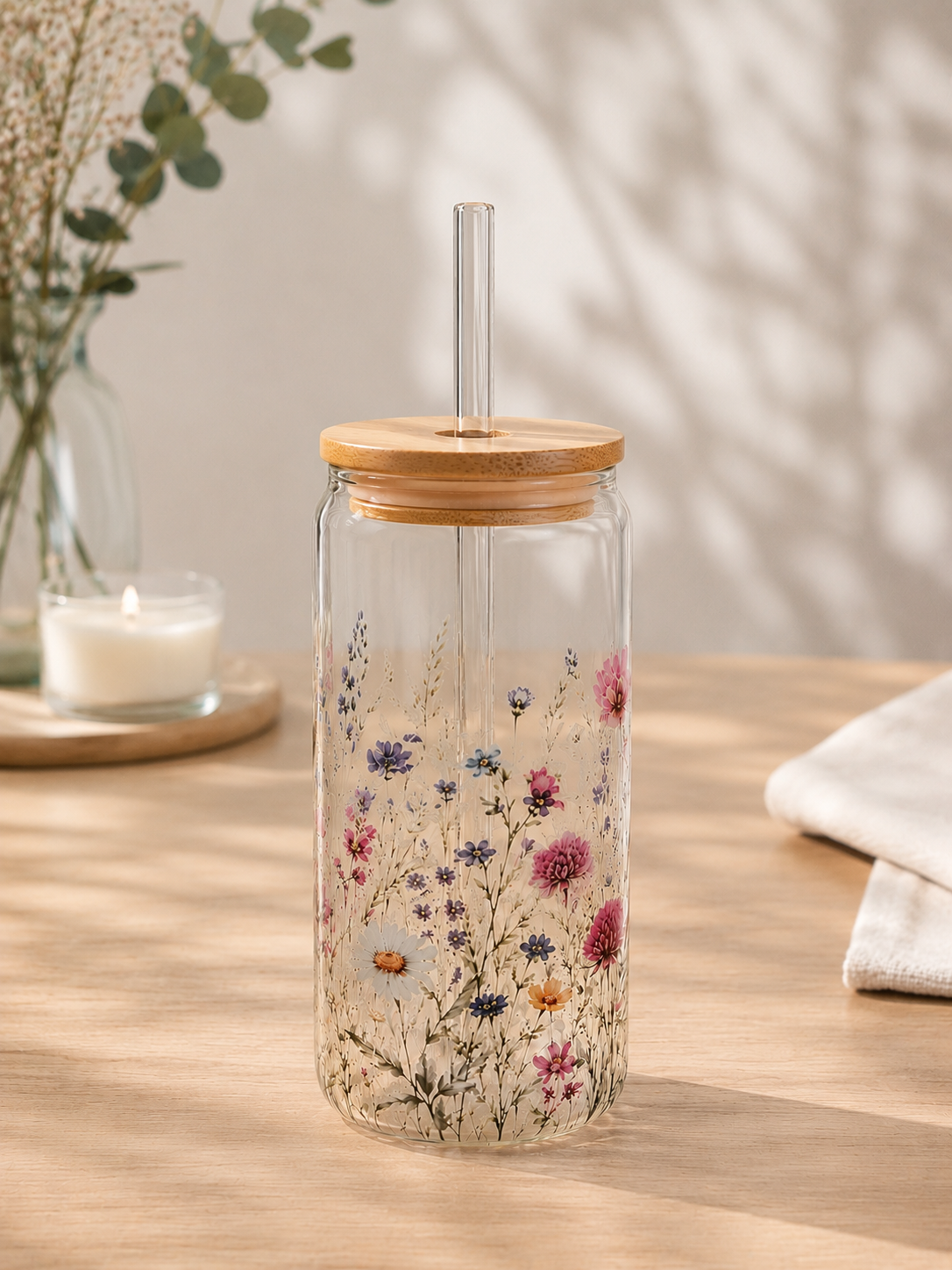 Trinkglas „Wildflower Meadow“ – Blumenwiese mit Bambusdeckel & Glasstrohhalm | 500 ml