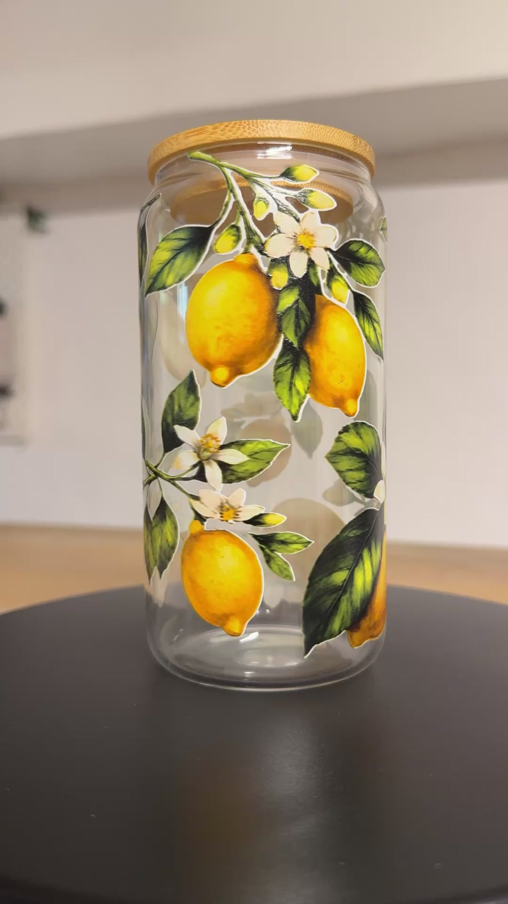 Trinkglas „Lemon Grove“ – Glas mit Bambusdeckel & Glasstrohhalm 500 ml