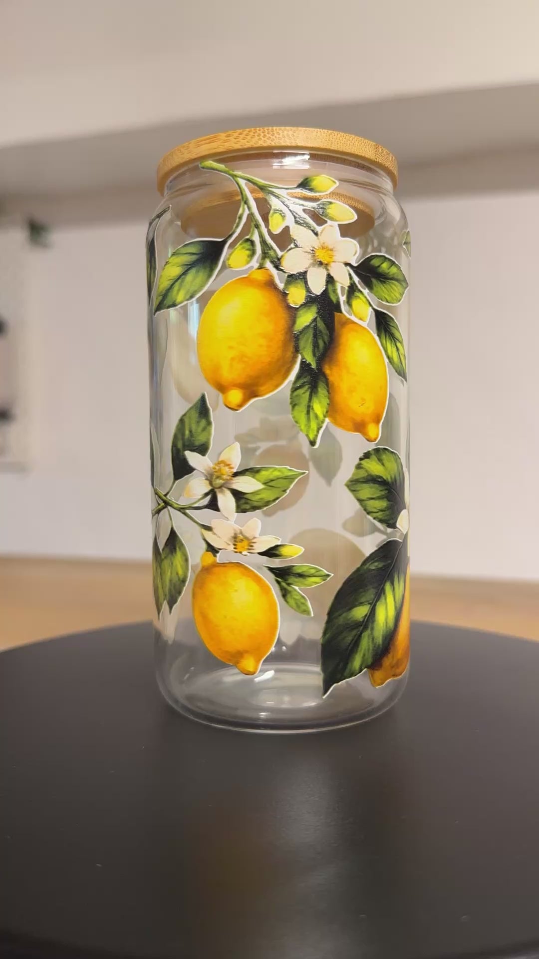 Trinkglas „Lemon Grove“ – Glas mit Bambusdeckel & Glasstrohhalm 500 ml