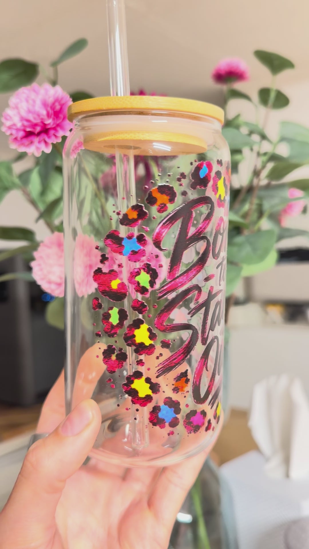 Trinkglas „Born to Stand Out“ – Glasbecher mit Bambusdeckel & Glasstrohhalm