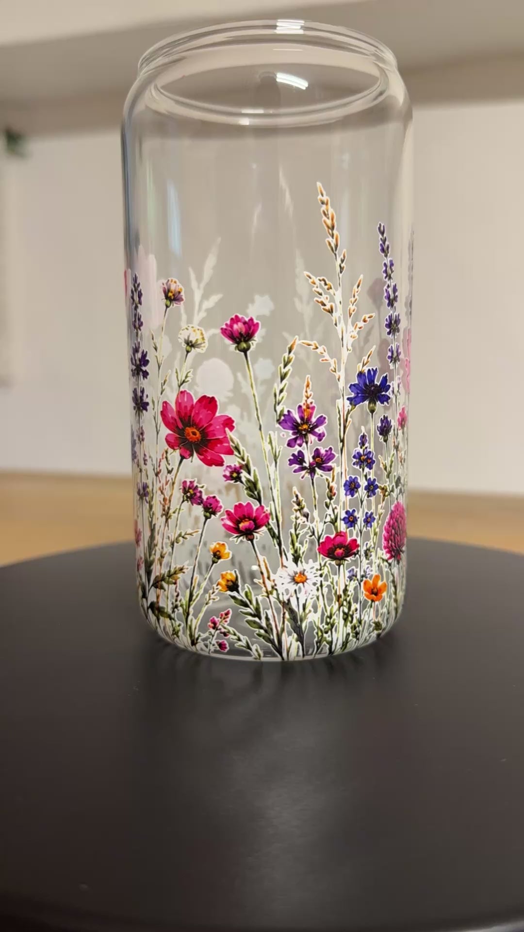 Trinkglas „Wildflower Meadow“ – Blumenwiese mit Bambusdeckel & Glasstrohhalm | 500 ml
