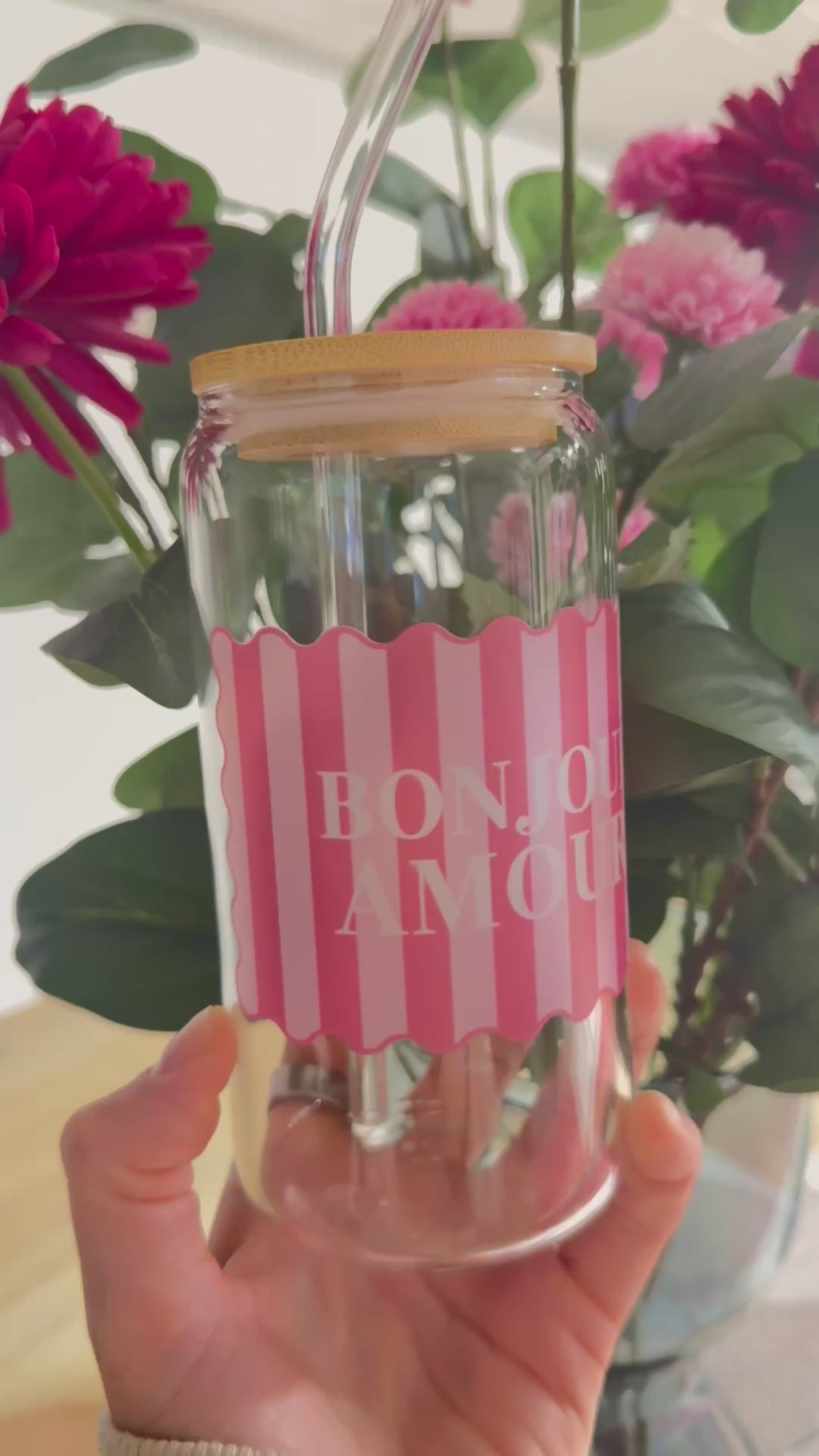 Trinkglas „Bonjour Amour“ – Glas mit Bambusdeckel & Glasstrohhalm